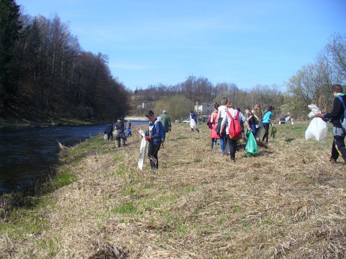 modziez-sprzataa-rzeke-bobr-foto-68073