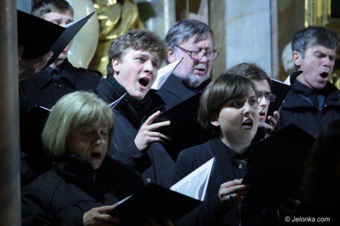 wspaniay-koncert-pasyjny-w-kosciele-aski-foto-68291