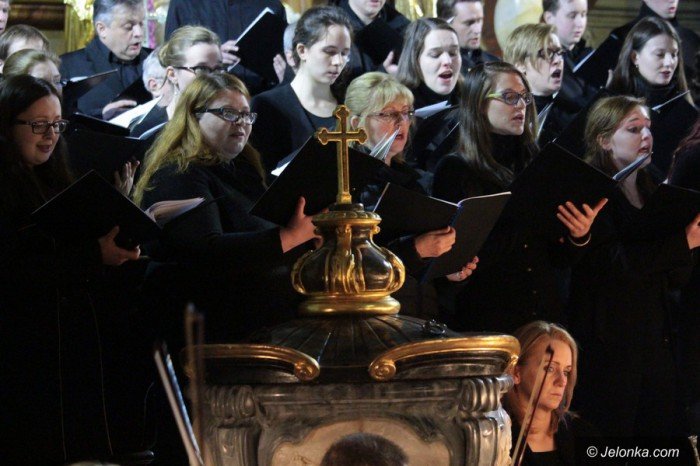 wspaniay-koncert-pasyjny-w-kosciele-aski-foto-68291