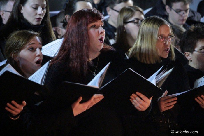 wspaniay-koncert-pasyjny-w-kosciele-aski-foto-68291