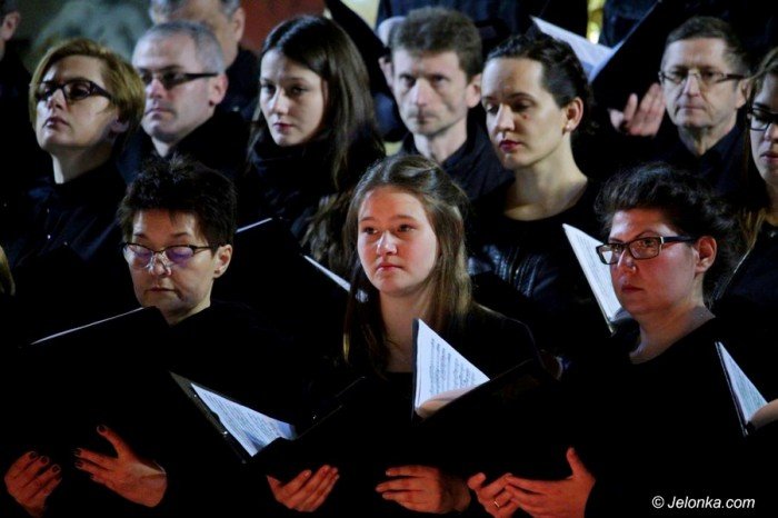 wspaniay-koncert-pasyjny-w-kosciele-aski-foto-68291