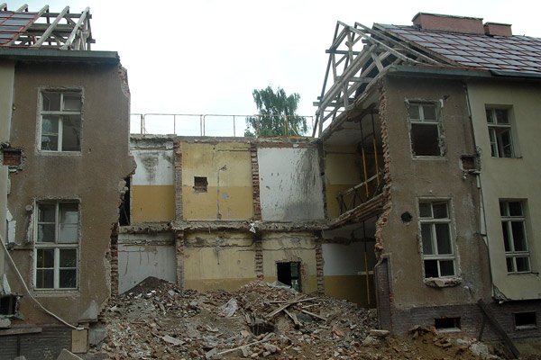 Tu powstanie przeszklona winda, która ułatwi dostęp niepełnosprawnym do księgozbioru.