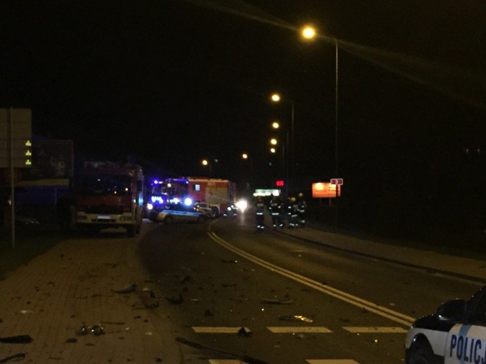 w-poscigu-ranni-policjanci-rozbite-radiowozy-aktualizacja-foto-68365