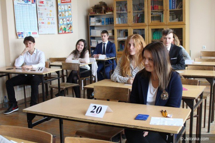 gimnazjalisci-czekaja-na-wyniki-egzaminu-foto-68387