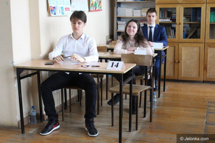 gimnazjalisci-czekaja-na-wyniki-egzaminu-foto-68387