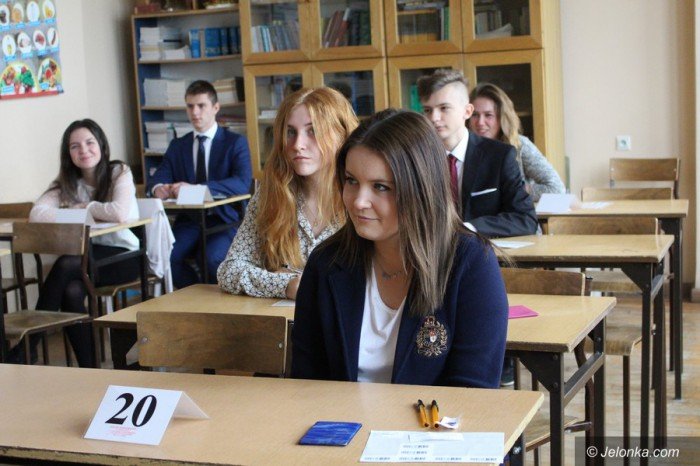 gimnazjalisci-czekaja-na-wyniki-egzaminu-foto-68387