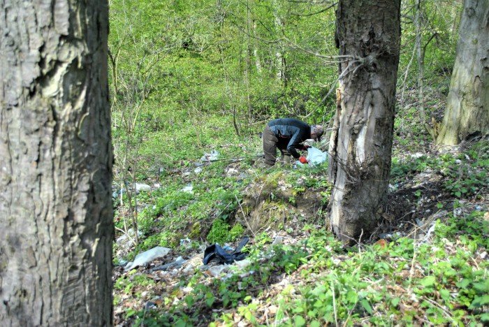 mysliwi-sprzataja-po-spacerowiczach-foto-68468