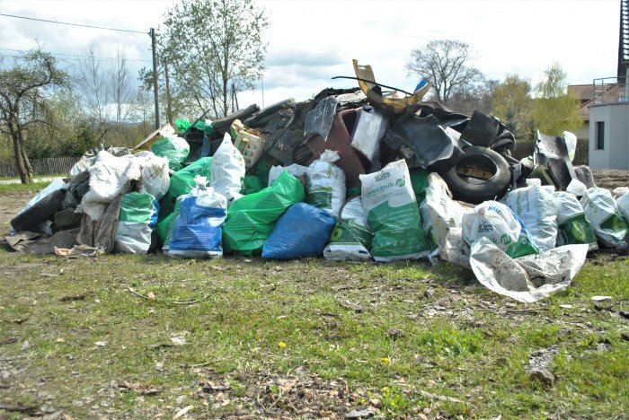 mysliwi-sprzataja-po-spacerowiczach-foto-68468