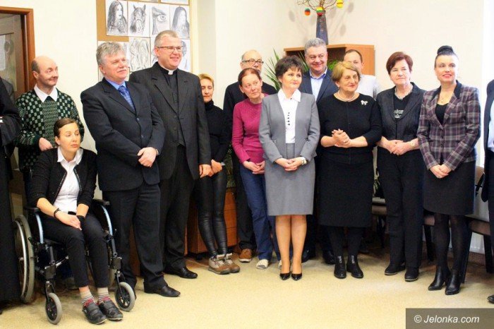 dom-samopomocy-poswiecony-przez-biskupa-foto-68488
