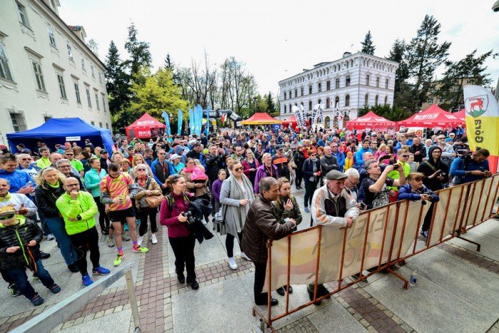 ponad-po-tysiaca-biegaczy-w-cieplicach-foto-68593