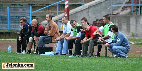 Etatowy kapitan Karkonoszy - Tomasz Malinowski, zdobył efektowną bramkę z rzutu rożnego.