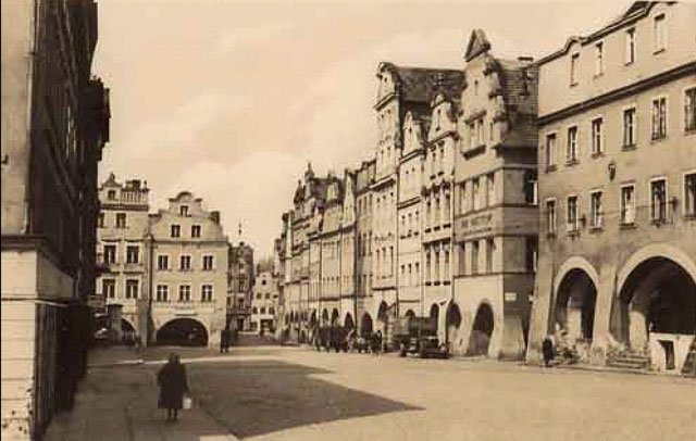 Plac Ratuszowy z Bankiem Inwestycyjnym w latach 50-tych. Tędy można dojść do Podwala, do kamiennych schodków przy Jasnej.
