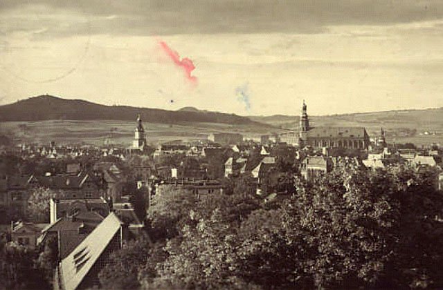 Panorama Jeleniej Góry – to oczywiste. Miejsce, z którego zrobiono zdjęcie już tak oczywistym nie jest.