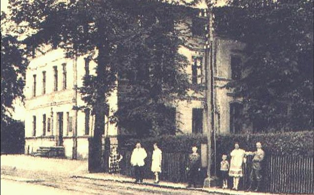 Jeden z licznych kiedyś zajazdów przy Warmbrunnerstrasse (dziś Wolności). Miejsce podobne do zburzonej kamienicy przy urzędzie skarbowym. Jeśli to jest to, znajduje się tam parking.