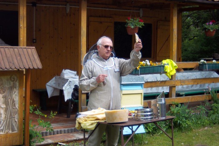 wiosenna-wizyta-przedszkolakow-w-pasiece-foto-69003