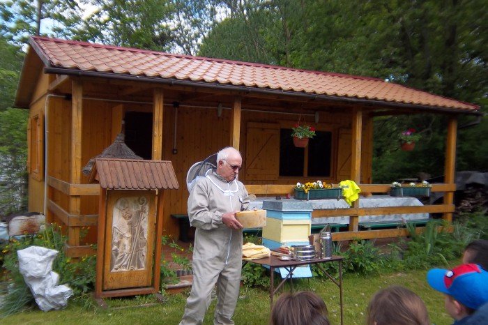 wiosenna-wizyta-przedszkolakow-w-pasiece-foto-69003