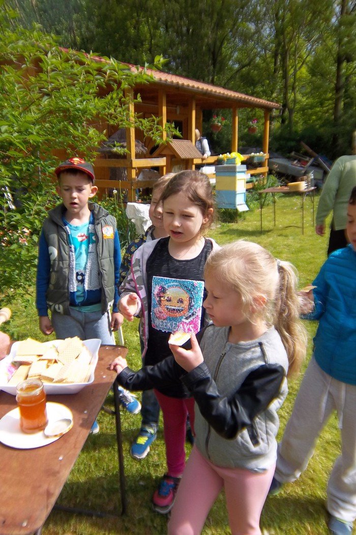 wiosenna-wizyta-przedszkolakow-w-pasiece-foto-69003