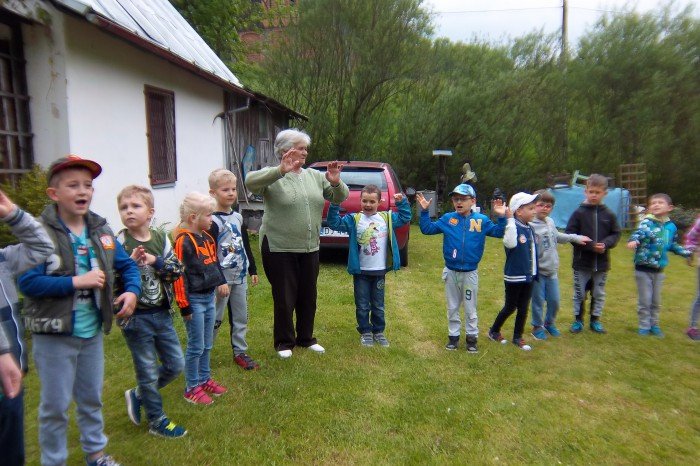 wiosenna-wizyta-przedszkolakow-w-pasiece-foto-69003
