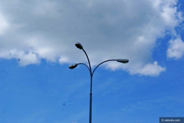 czytelnik-zniszczone-lampy-oswietleniowe-w-miescie-foto-69240