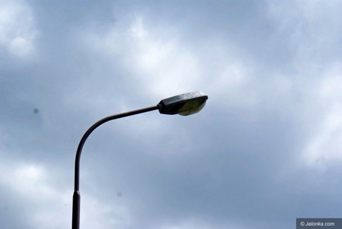 czytelnik-zniszczone-lampy-oswietleniowe-w-miescie-foto-69240