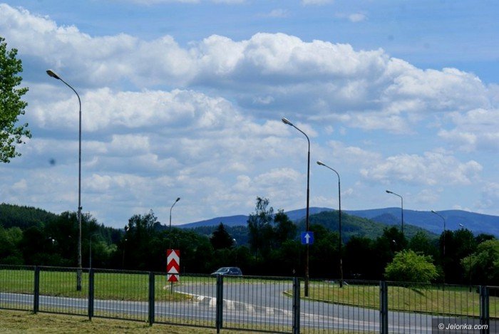 czytelnik-zniszczone-lampy-oswietleniowe-w-miescie-foto-69240