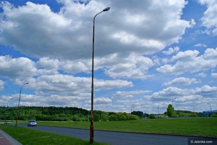czytelnik-zniszczone-lampy-oswietleniowe-w-miescie-foto-69240