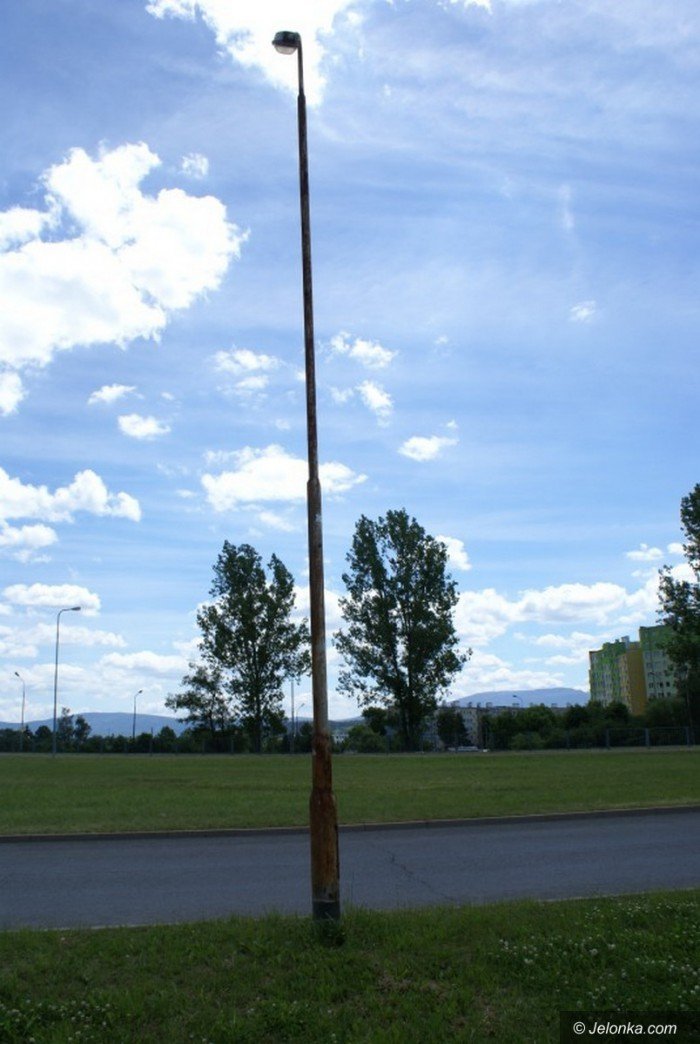 czytelnik-zniszczone-lampy-oswietleniowe-w-miescie-foto-69240