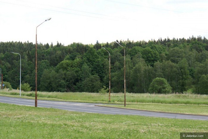 czytelnik-zniszczone-lampy-oswietleniowe-w-miescie-foto-69240