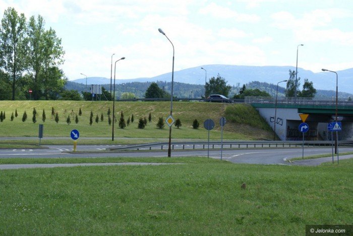czytelnik-zniszczone-lampy-oswietleniowe-w-miescie-foto-69240