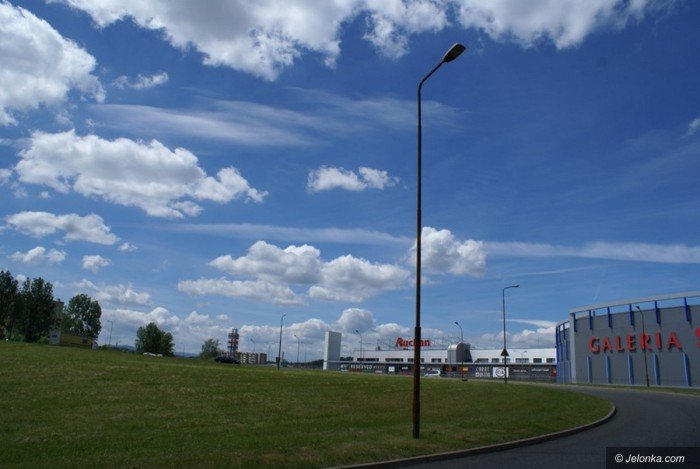 czytelnik-zniszczone-lampy-oswietleniowe-w-miescie-foto-69240