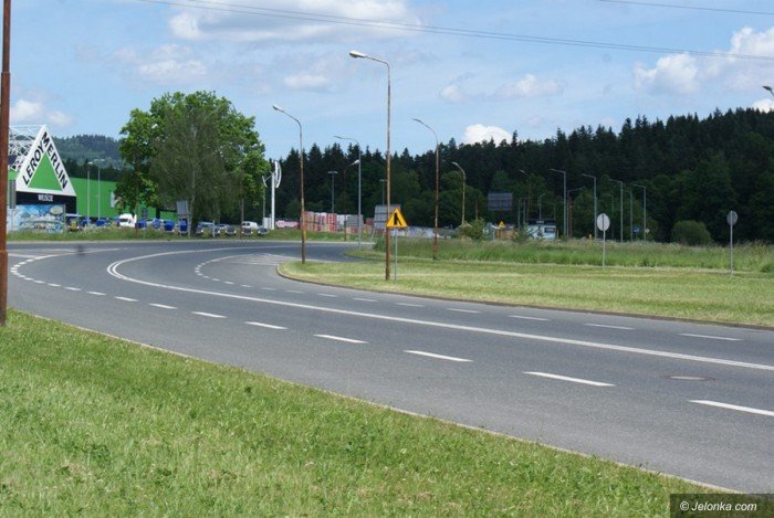 czytelnik-zniszczone-lampy-oswietleniowe-w-miescie-foto-69240