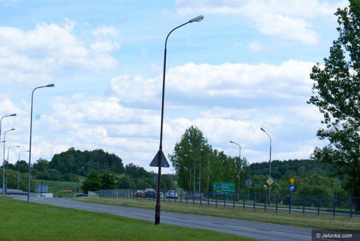 czytelnik-zniszczone-lampy-oswietleniowe-w-miescie-foto-69240