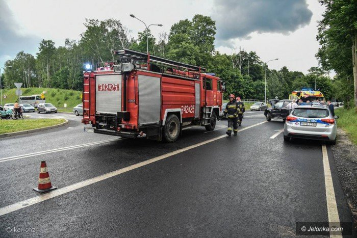 zderzenie-dwoch-aut-na-ulicy-sudeckiej-foto-69275