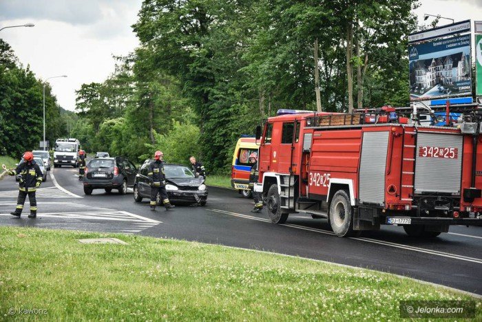 zderzenie-dwoch-aut-na-ulicy-sudeckiej-foto-69275