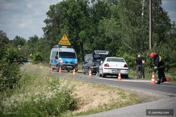 zderzenie-trzech-aut-na-drodze-do-karpacza-foto-69328