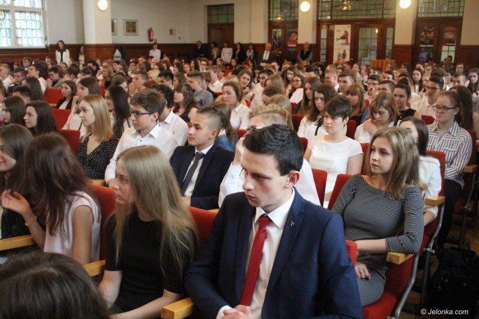 uczniowie-rozpoczeli-upragnione-wakacje-foto-69477