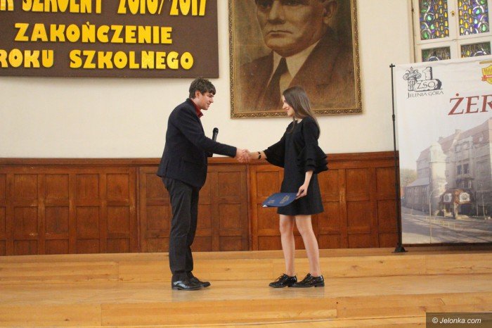 uczniowie-rozpoczeli-upragnione-wakacje-foto-69477