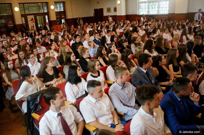 uczniowie-rozpoczeli-upragnione-wakacje-foto-69477