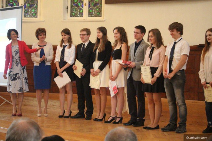 uczniowie-rozpoczeli-upragnione-wakacje-foto-69477