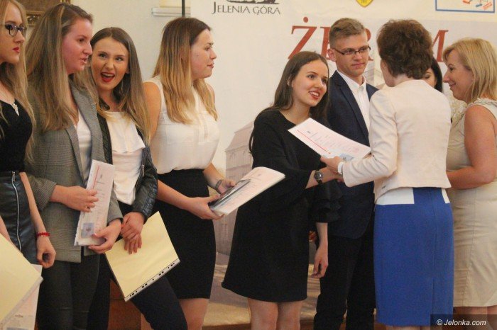 uczniowie-rozpoczeli-upragnione-wakacje-foto-69477