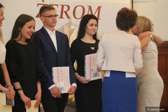 uczniowie-rozpoczeli-upragnione-wakacje-foto-69477