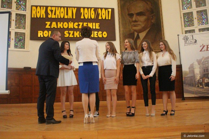 uczniowie-rozpoczeli-upragnione-wakacje-foto-69477
