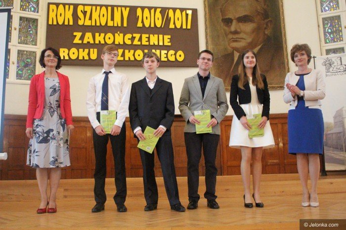uczniowie-rozpoczeli-upragnione-wakacje-foto-69477