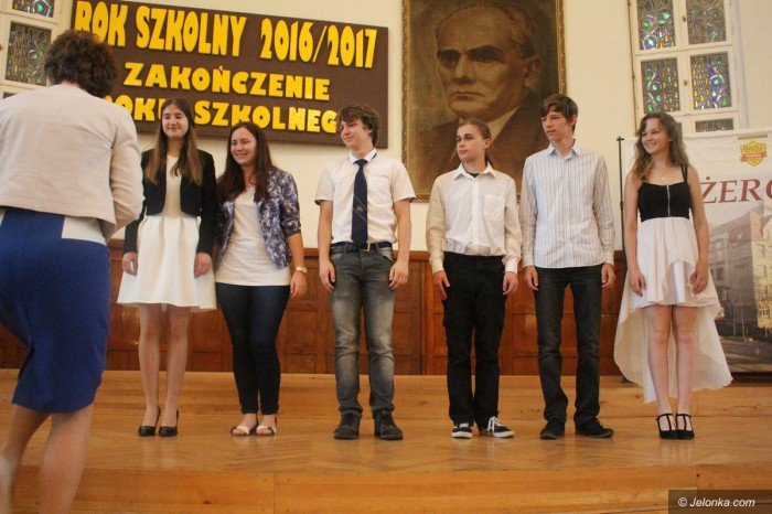 uczniowie-rozpoczeli-upragnione-wakacje-foto-69477