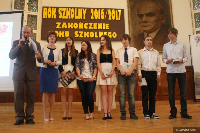 uczniowie-rozpoczeli-upragnione-wakacje-foto-69477