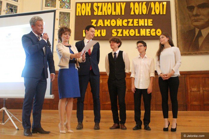 uczniowie-rozpoczeli-upragnione-wakacje-foto-69477