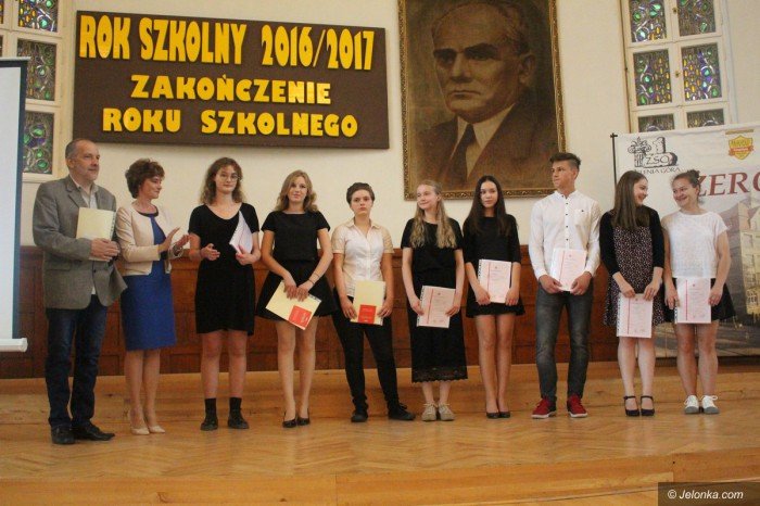 uczniowie-rozpoczeli-upragnione-wakacje-foto-69477