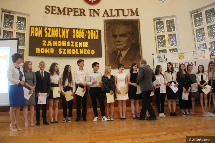 uczniowie-rozpoczeli-upragnione-wakacje-foto-69477
