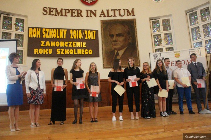 uczniowie-rozpoczeli-upragnione-wakacje-foto-69477