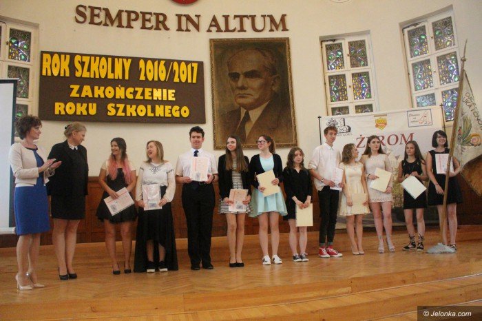uczniowie-rozpoczeli-upragnione-wakacje-foto-69477